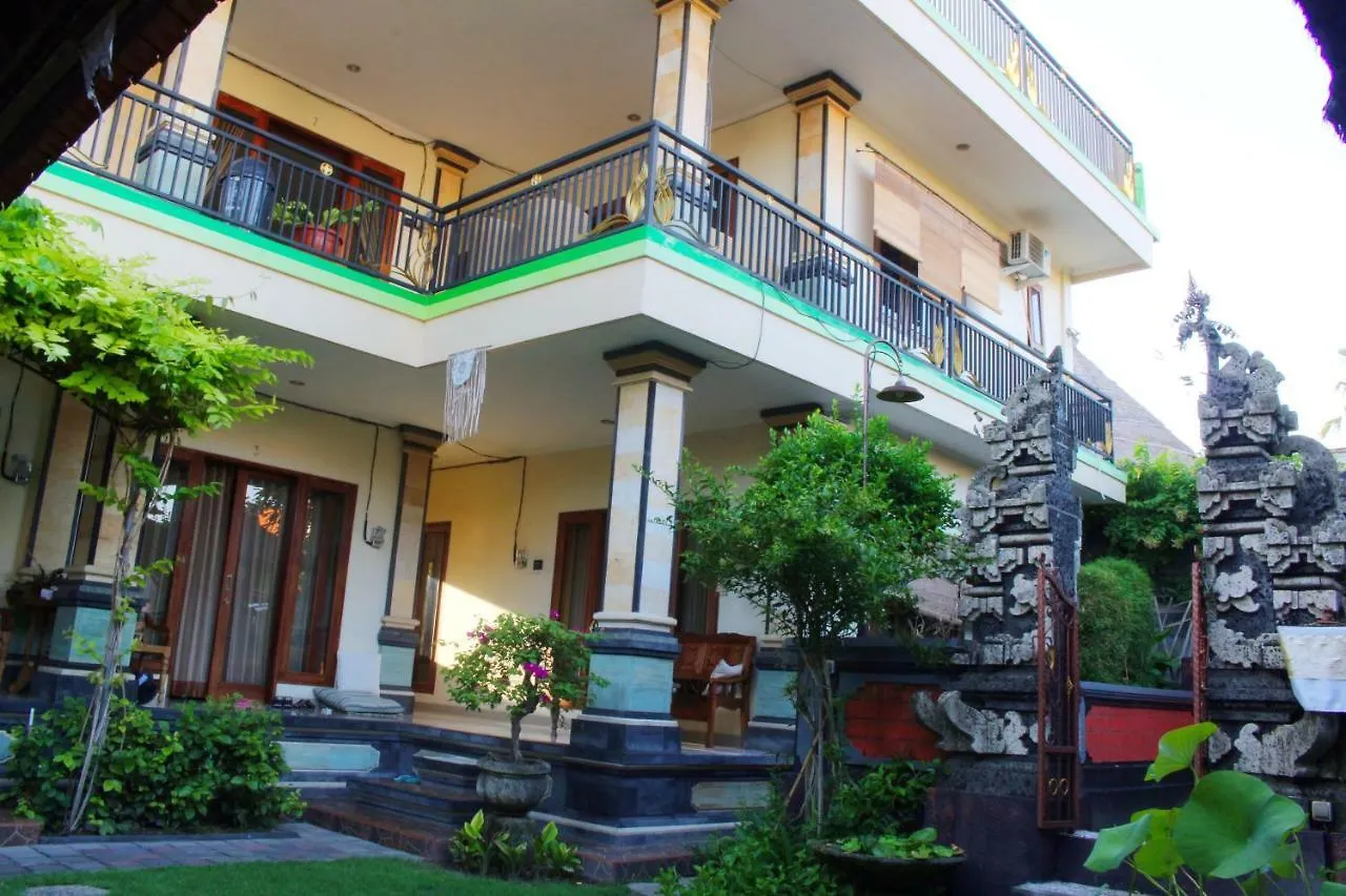 Cr Tris Rooms Seminyak Guest house
