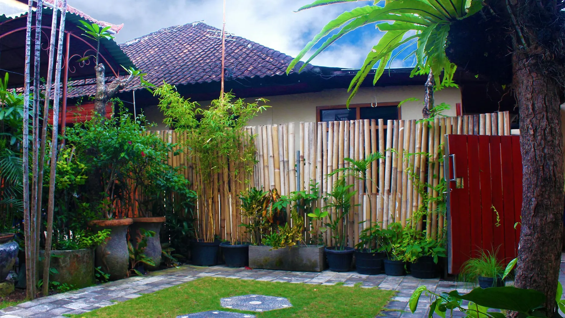 Cr Tris Rooms Seminyak Pensjonat