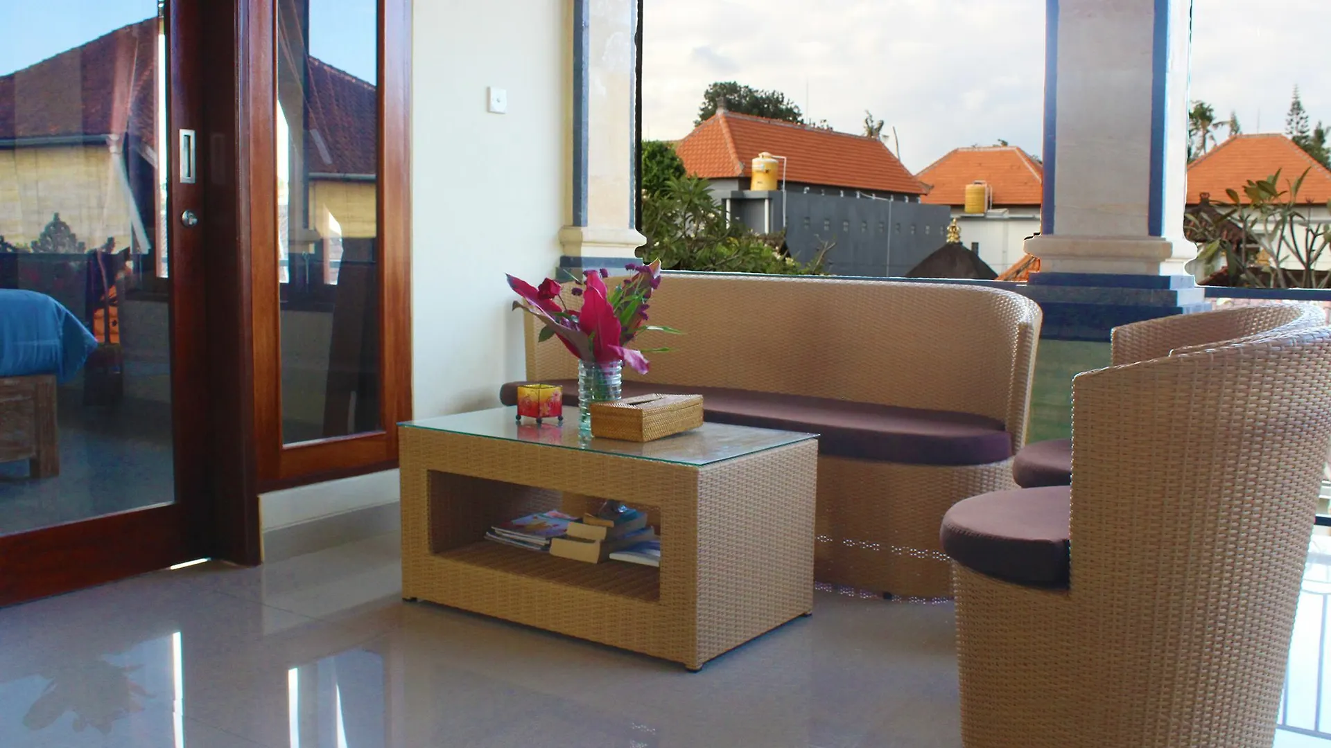 Cr Tris Rooms Seminyak Pensjonat